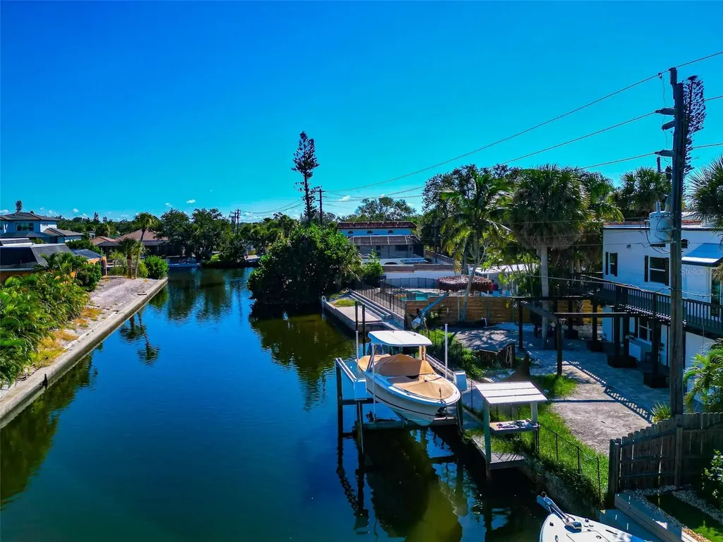 681 Avenida De Mayo Sarasota FL 34242