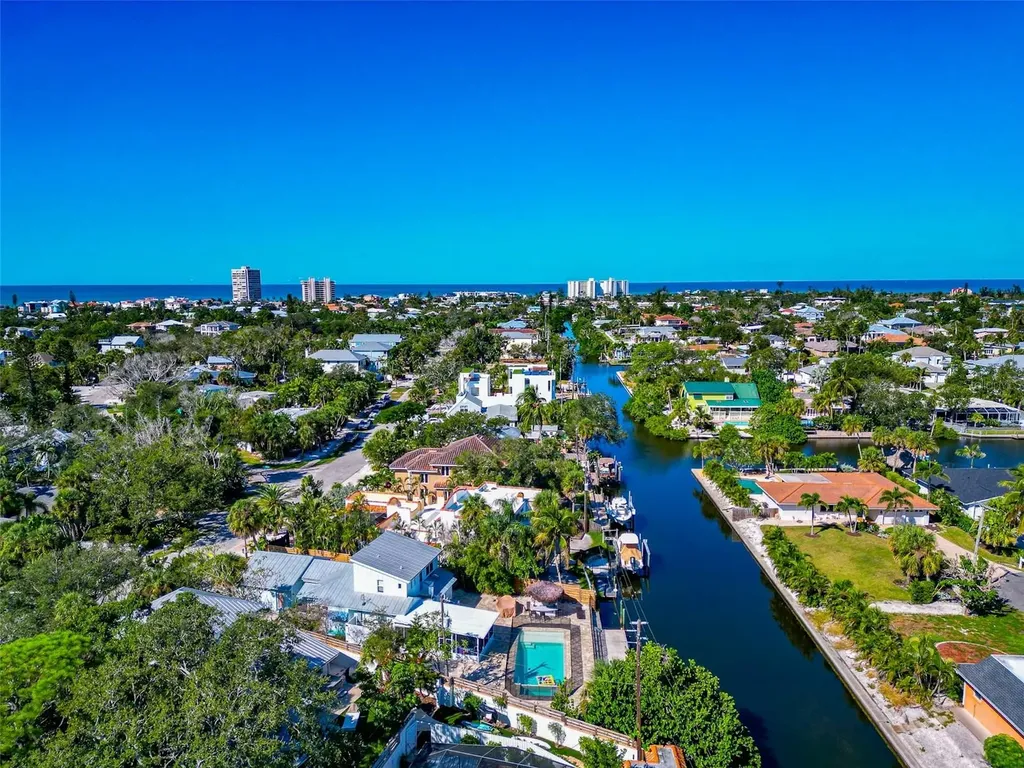 681 Avenida De Mayo Sarasota FL 34242