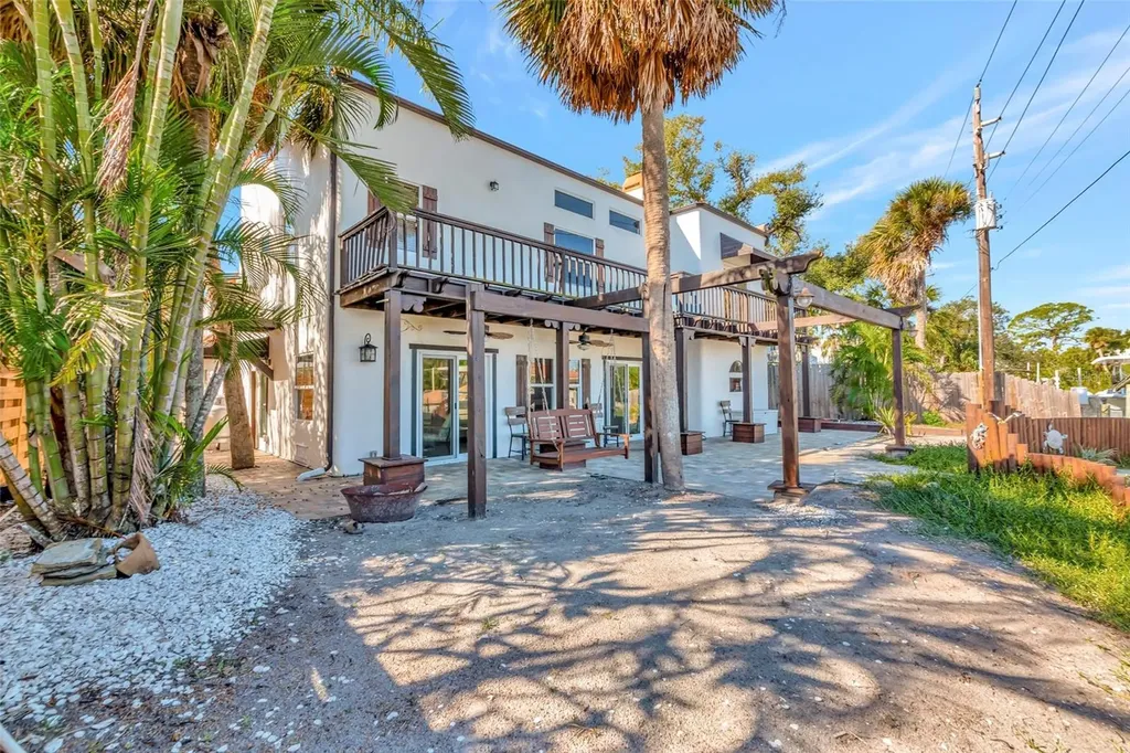 681 Avenida De Mayo Sarasota FL 34242