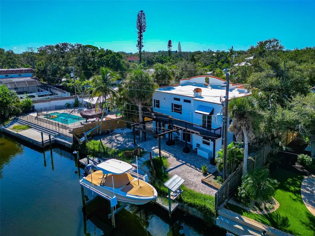 681 Avenida De Mayo Sarasota FL 34242