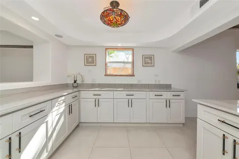 681 Avenida De Mayo Sarasota FL 34242