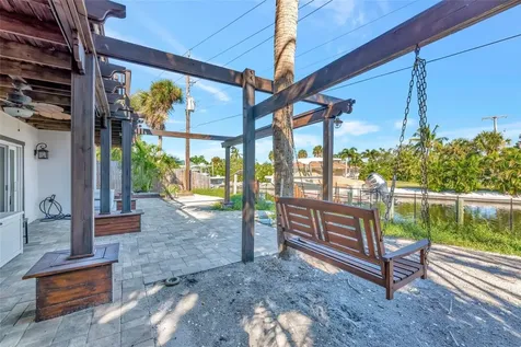 681 Avenida De Mayo Sarasota FL 34242