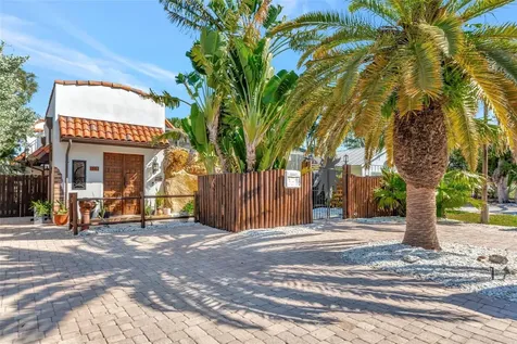 681 Avenida De Mayo Sarasota FL 34242