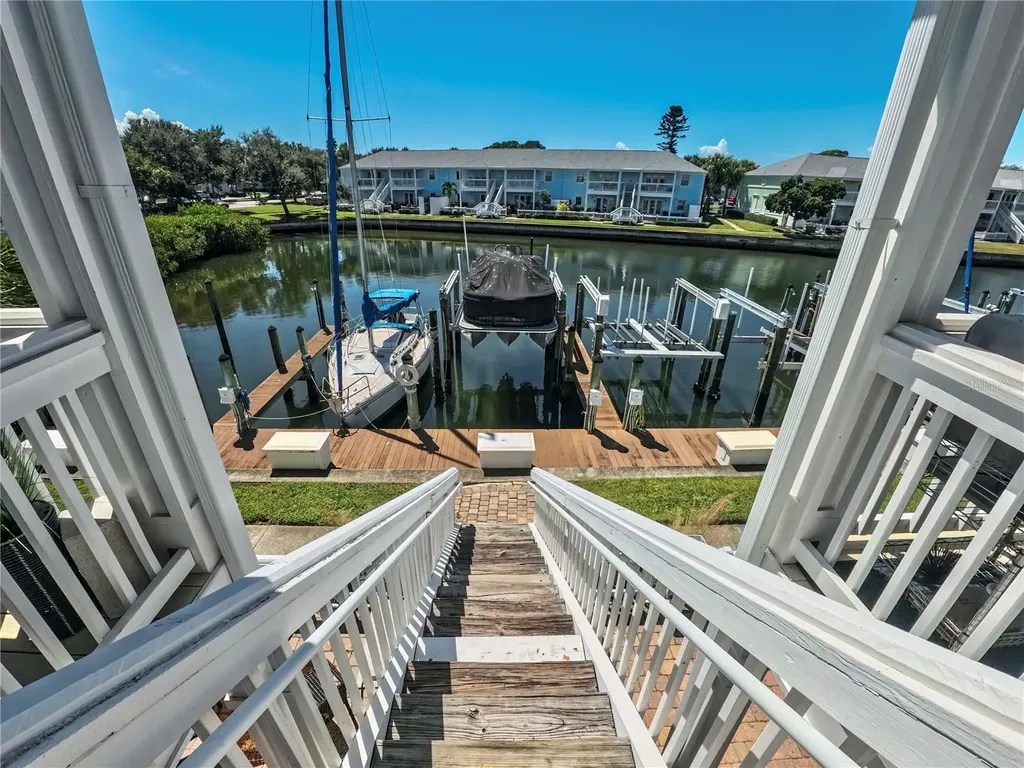 33SS SE Starfish Drive SE St Petersburg FL 33705