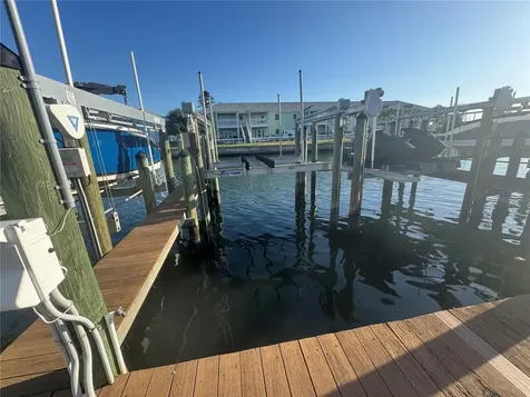 33SS SE Starfish Drive SE St Petersburg FL 33705