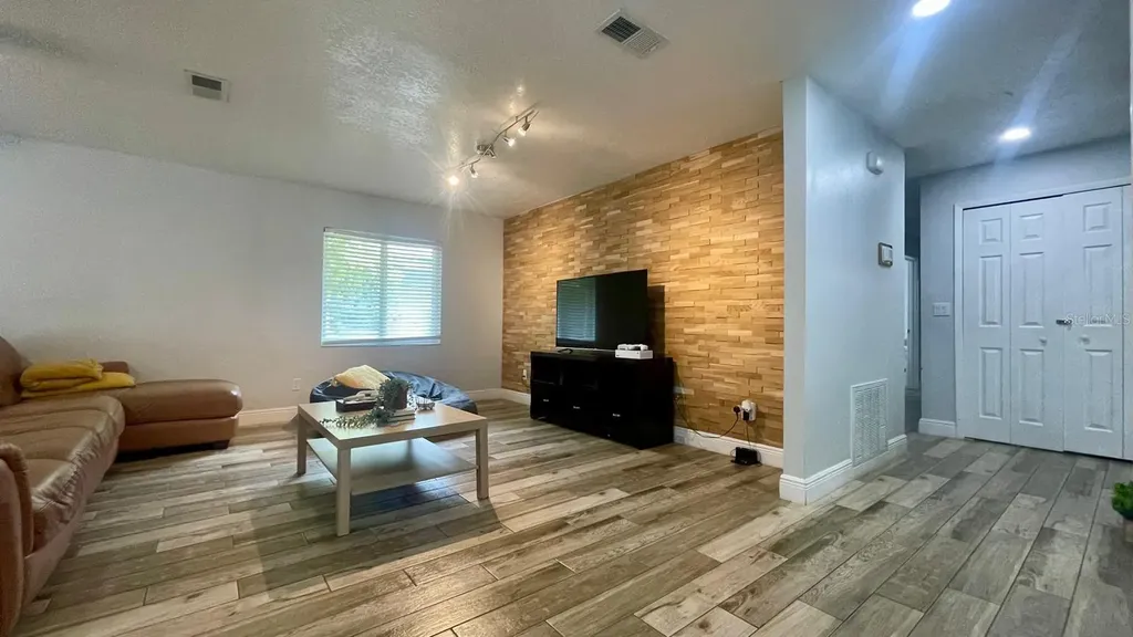 1044 Nin Street Orlando FL 32835