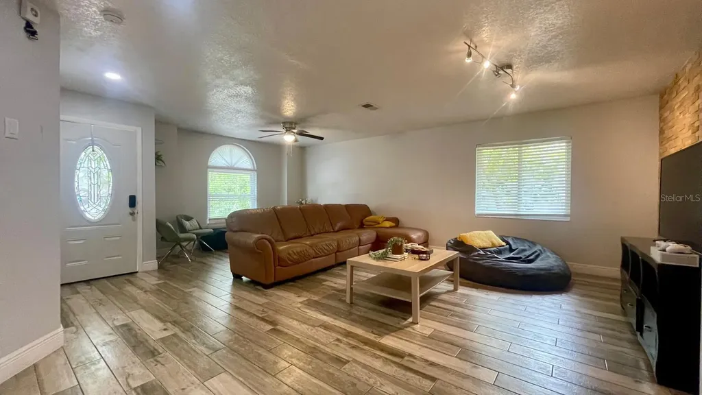 1044 Nin Street Orlando FL 32835