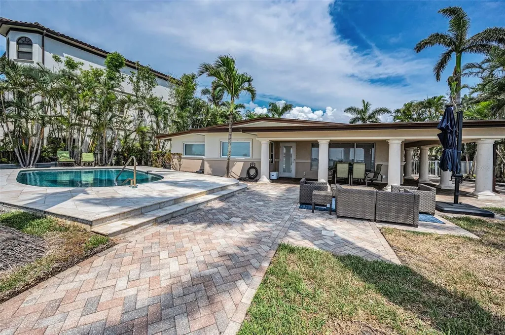 52 N Pine Circle Belleair FL 33756