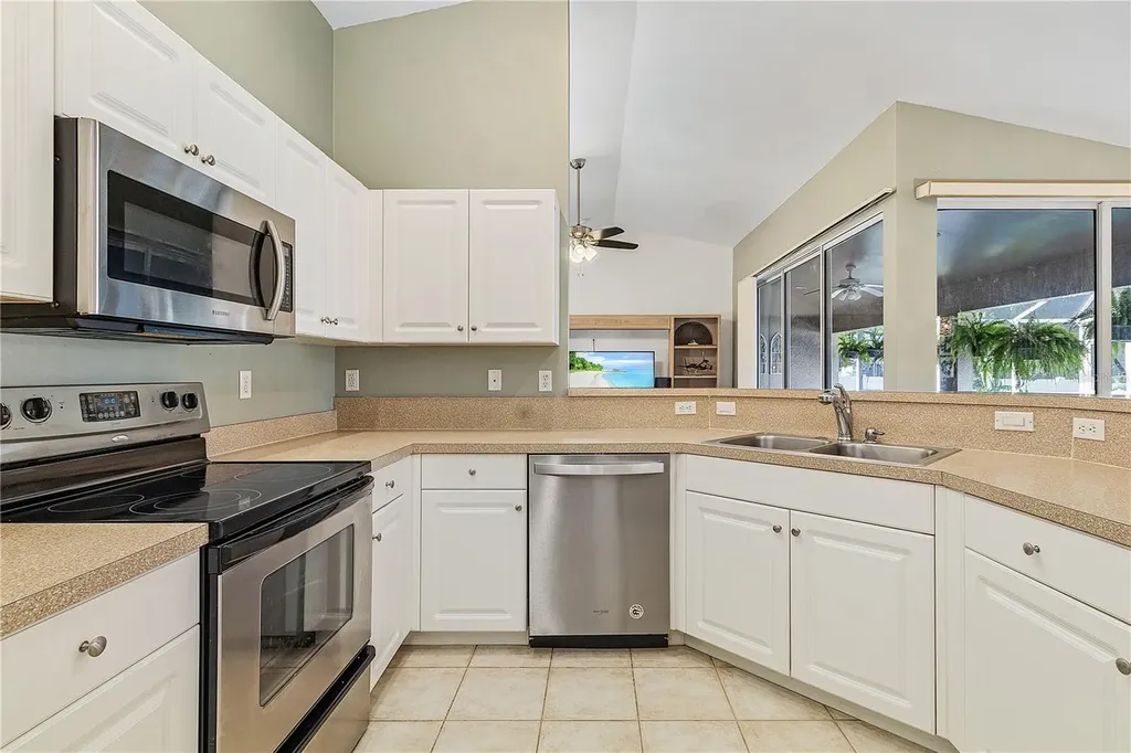 810 SW 10th Place Cape Coral FL 33991
