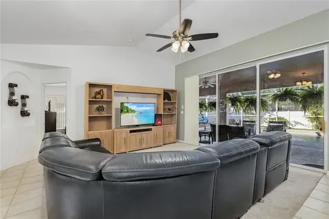 810 SW 10th Place Cape Coral FL 33991