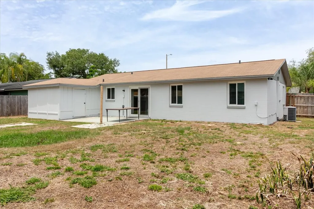 2207 Selkirk Street Valrico FL 33594