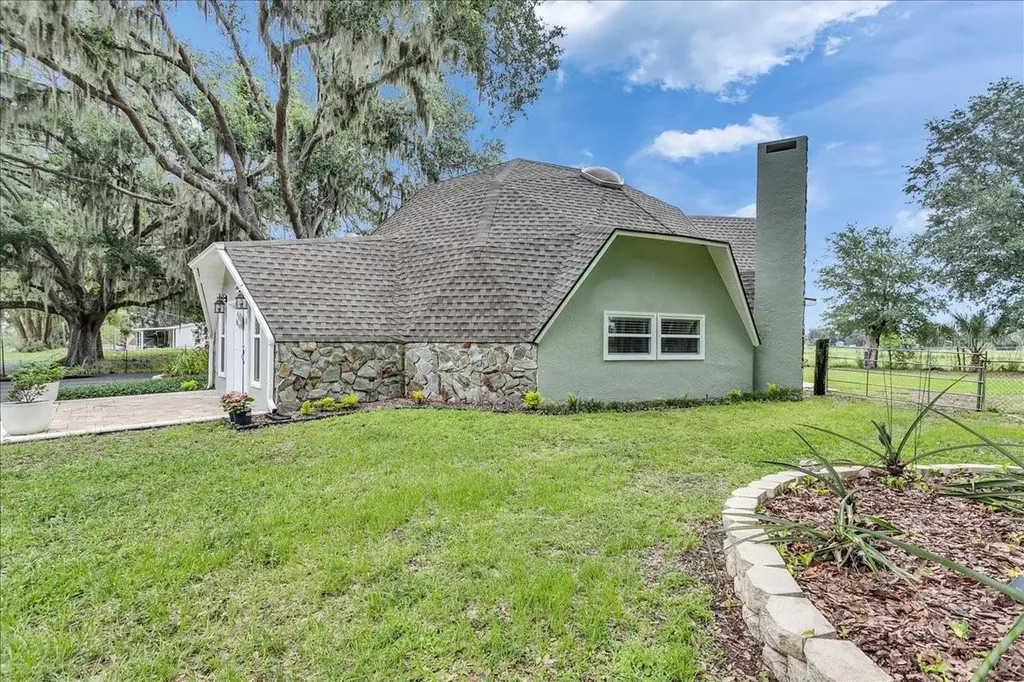10424 Lyons Avenue Lithia FL 33547