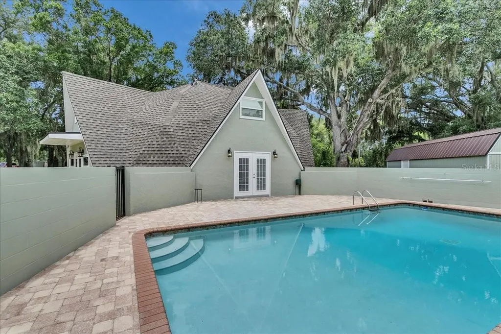 10424 Lyons Avenue Lithia FL 33547