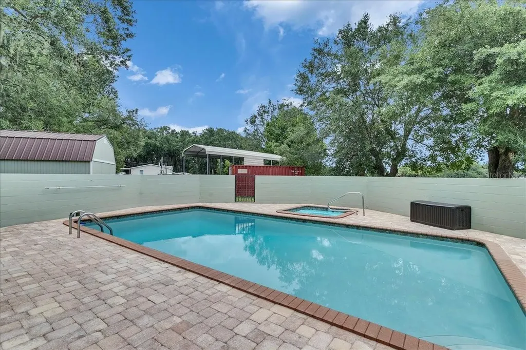 10424 Lyons Avenue Lithia FL 33547