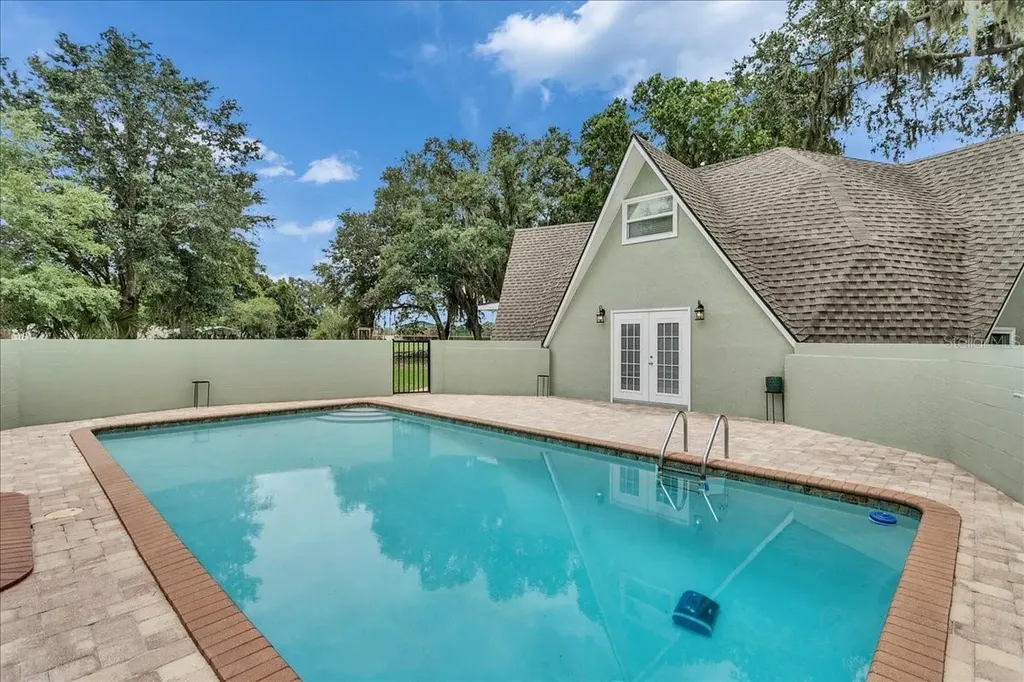 10424 Lyons Avenue Lithia FL 33547