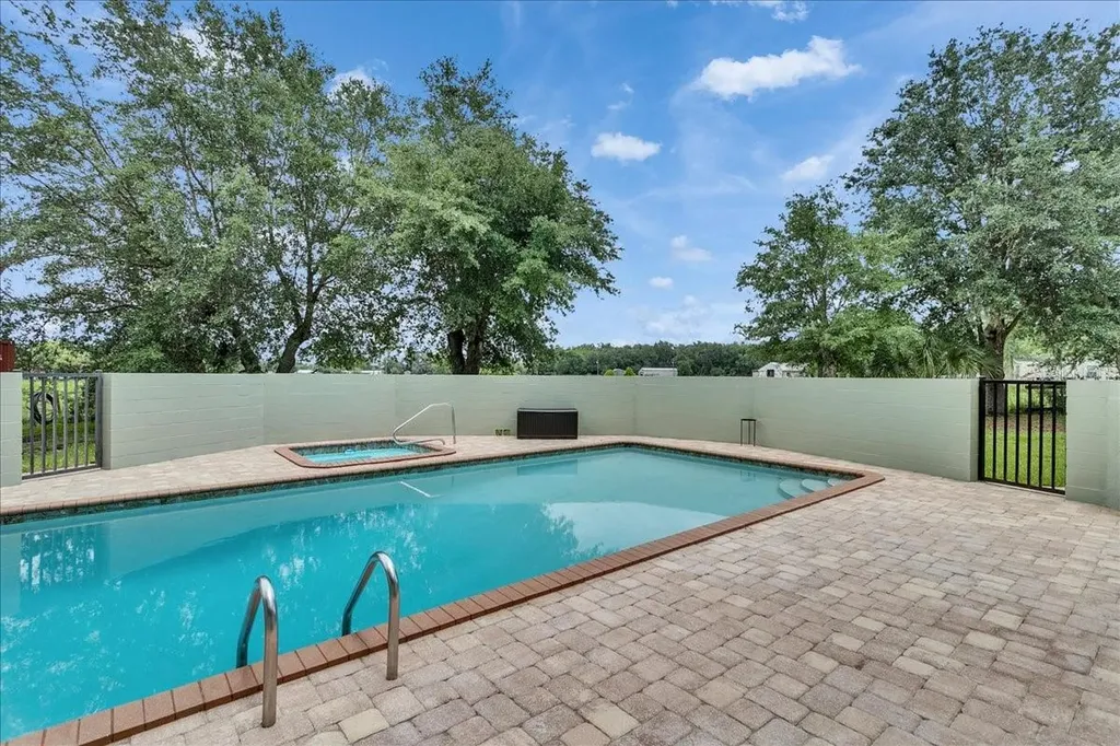 10424 Lyons Avenue Lithia FL 33547