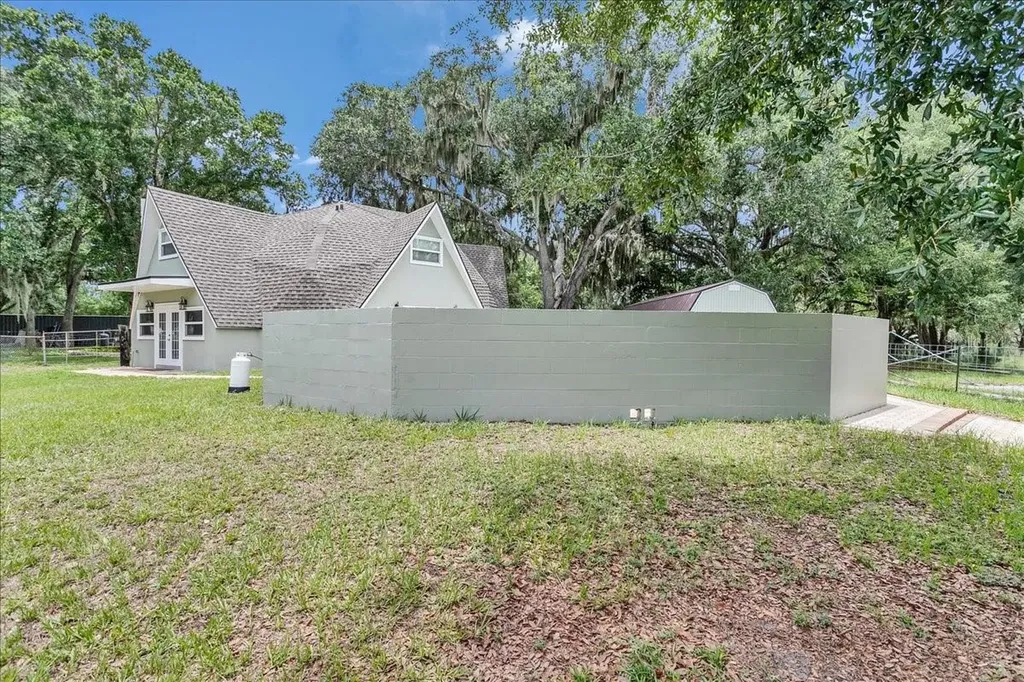 10424 Lyons Avenue Lithia FL 33547