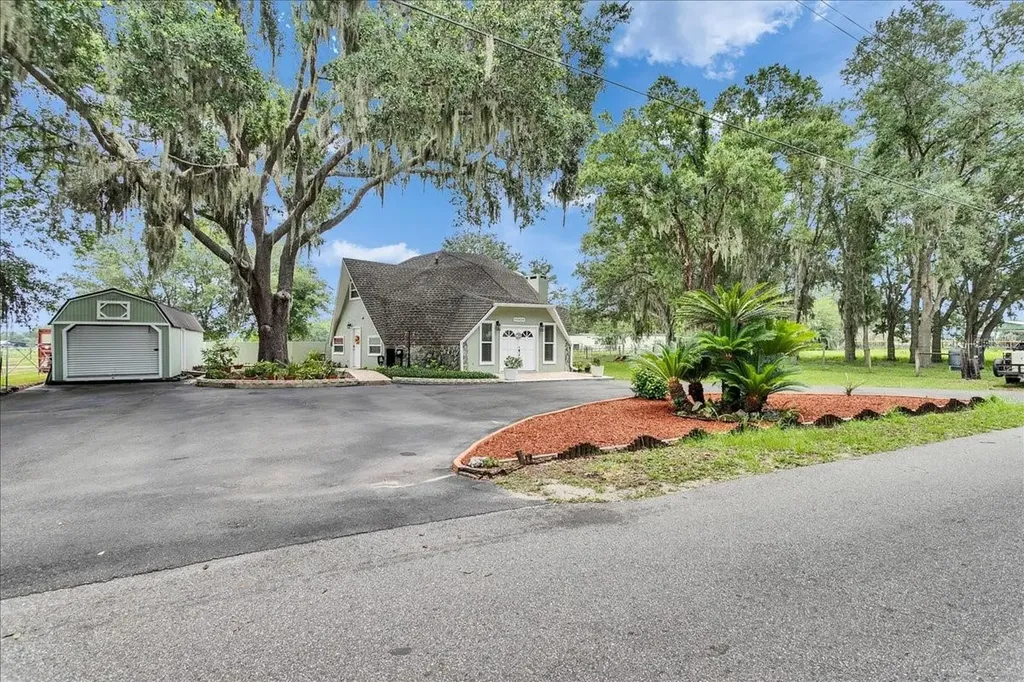 10424 Lyons Avenue Lithia FL 33547