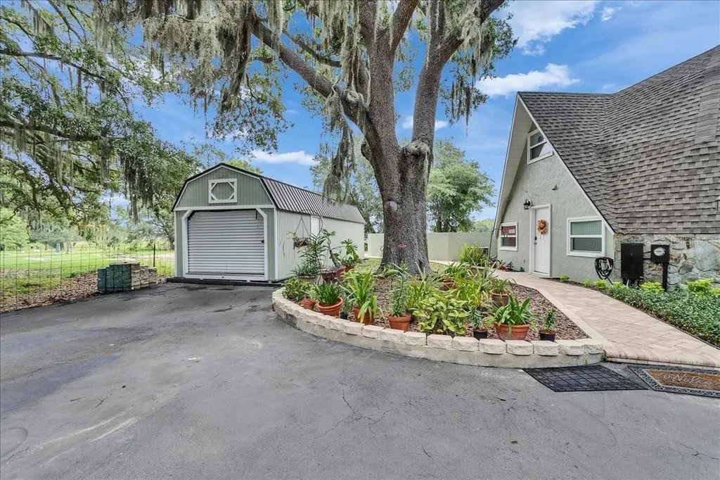 10424 Lyons Avenue Lithia FL 33547
