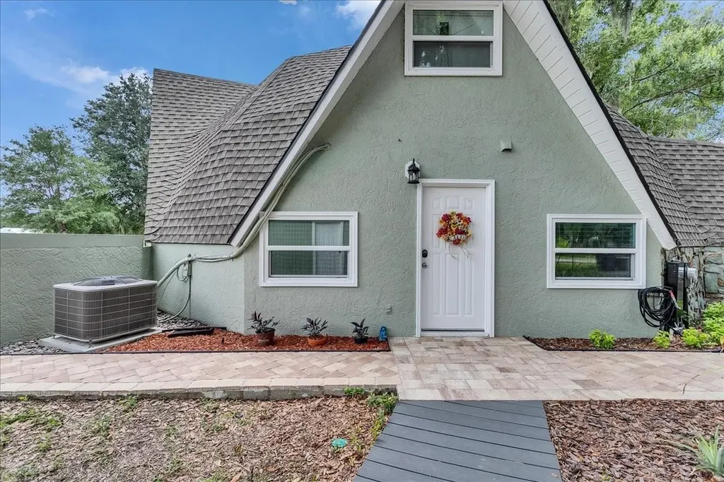 10424 Lyons Avenue Lithia FL 33547