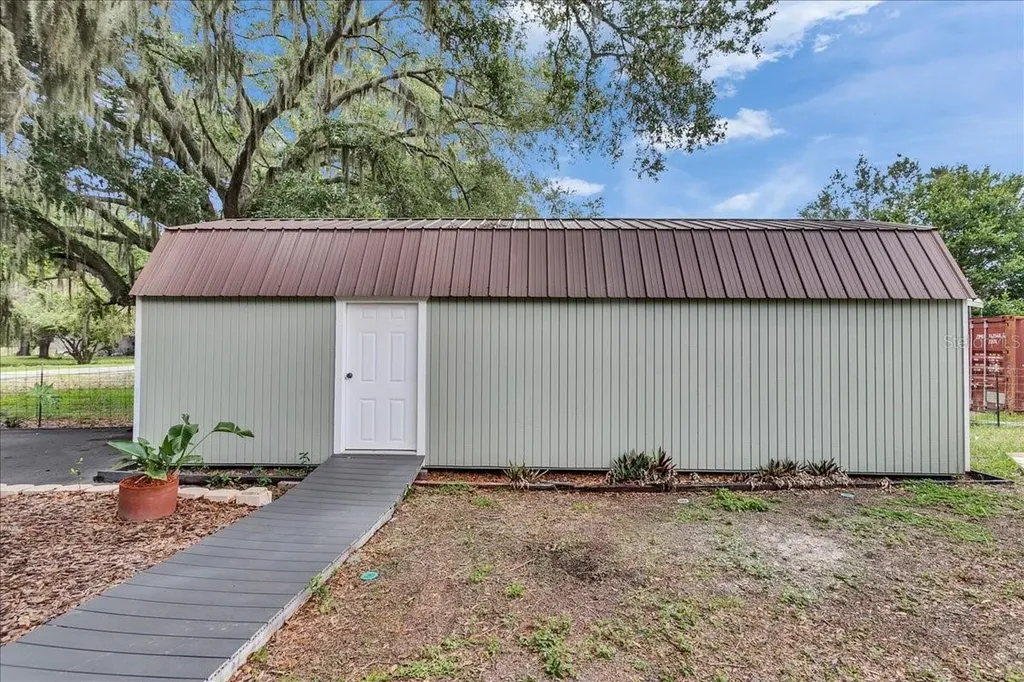 10424 Lyons Avenue Lithia FL 33547