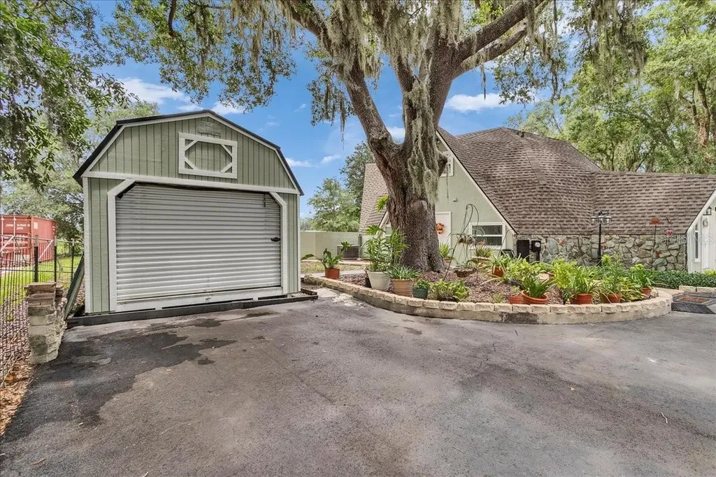 10424 Lyons Avenue Lithia FL 33547