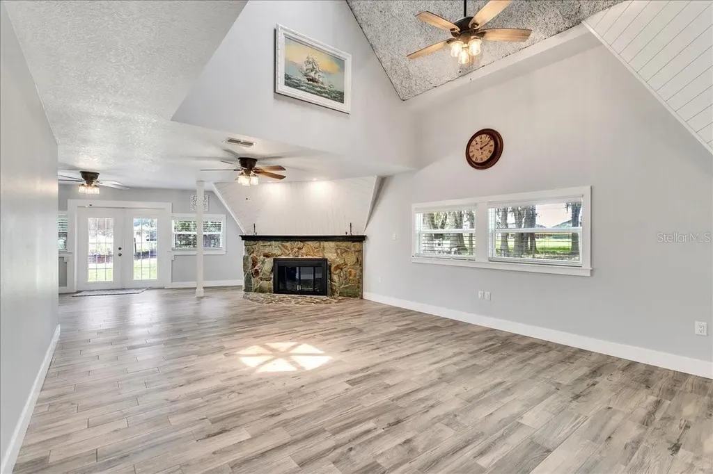 10424 Lyons Avenue Lithia FL 33547