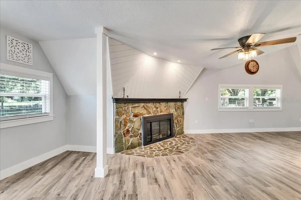10424 Lyons Avenue Lithia FL 33547
