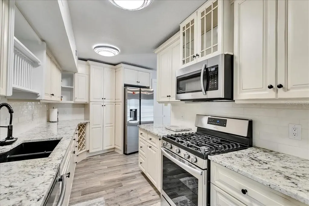 10424 Lyons Avenue Lithia FL 33547