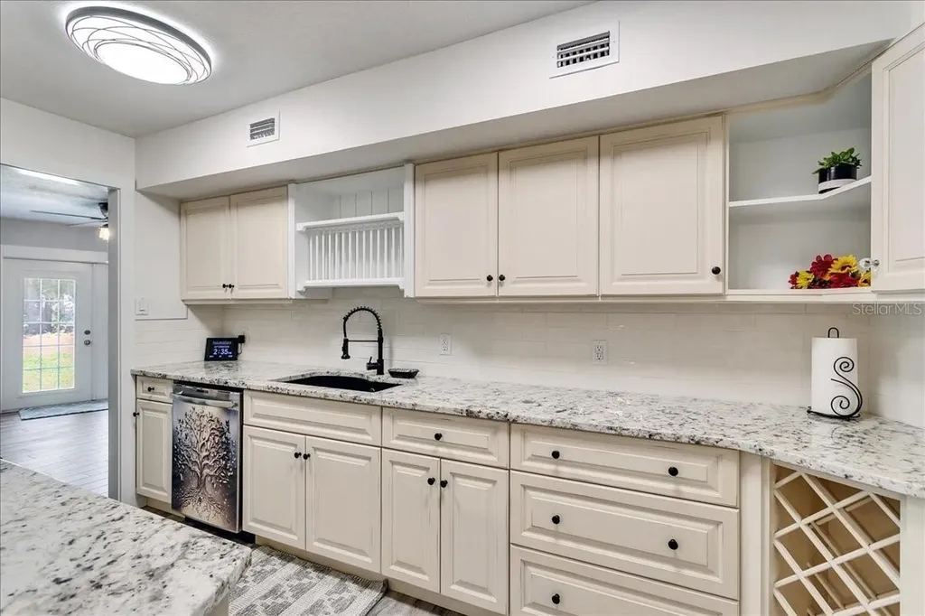 10424 Lyons Avenue Lithia FL 33547
