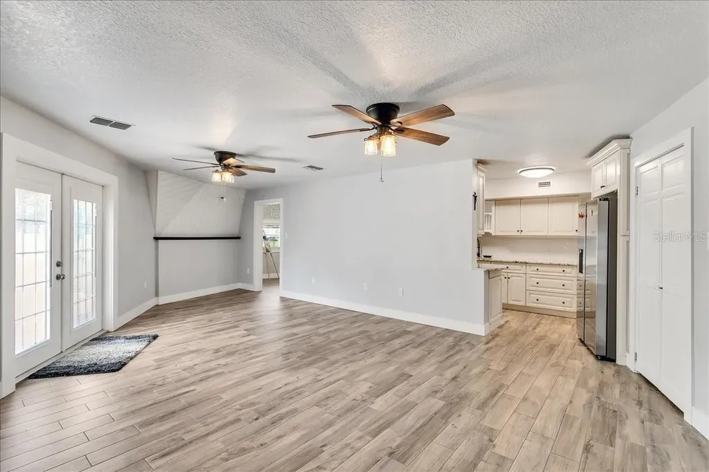 10424 Lyons Avenue Lithia FL 33547