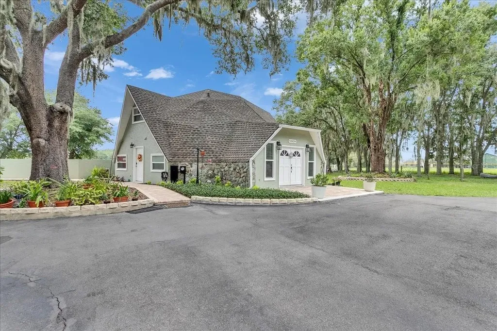 10424 Lyons Avenue Lithia FL 33547