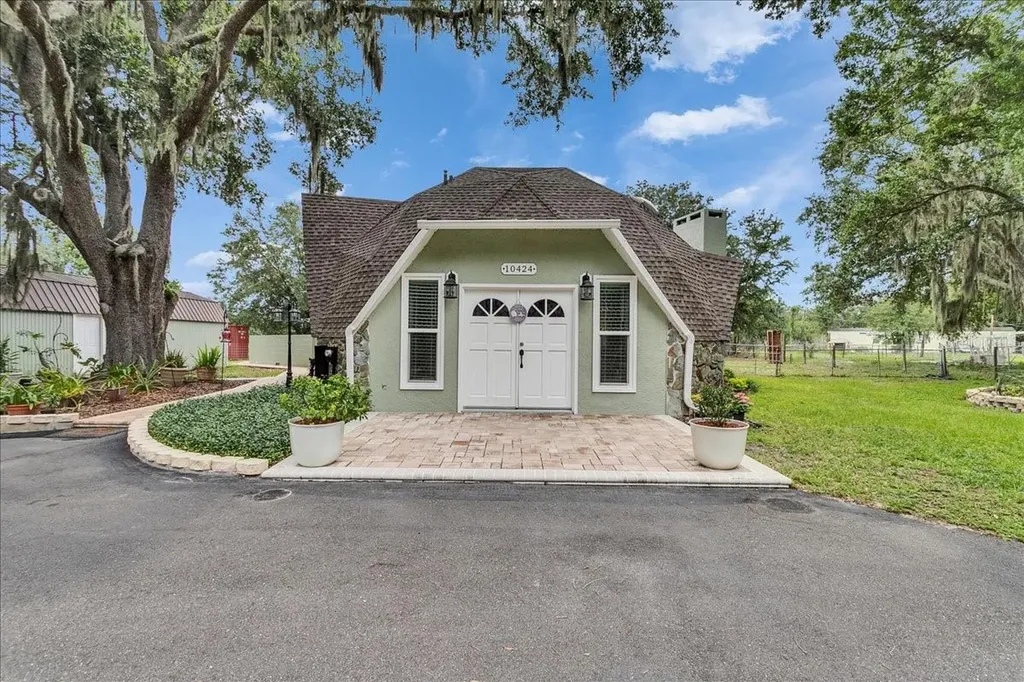 10424 Lyons Avenue Lithia FL 33547