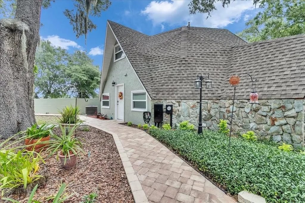 10424 Lyons Avenue Lithia FL 33547