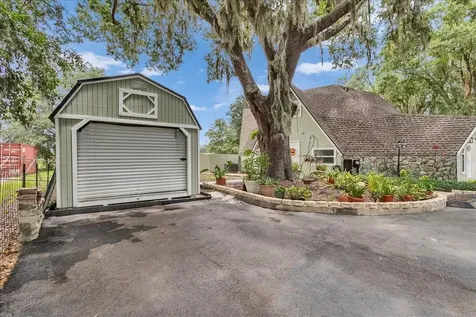 10424 Lyons Avenue Lithia FL 33547