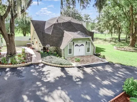 10424 Lyons Avenue Lithia FL 33547