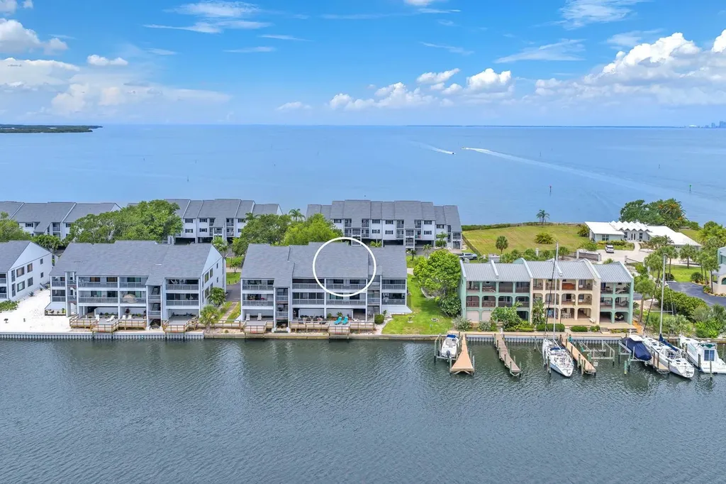 821 Bahia Del Sol Drive Ruskin FL 33570