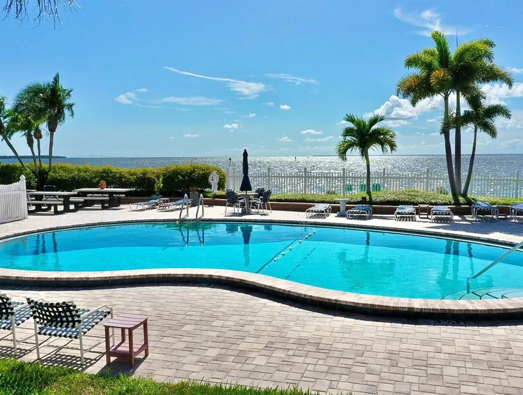 821 Bahia Del Sol Drive Ruskin FL 33570