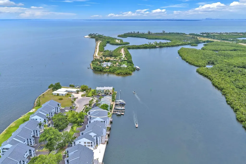821 Bahia Del Sol Drive Ruskin FL 33570