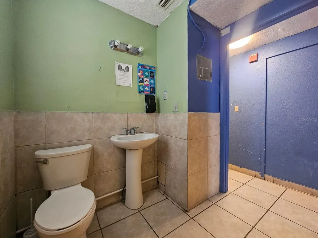 1434 N Pine Hills Orlando FL 32808
