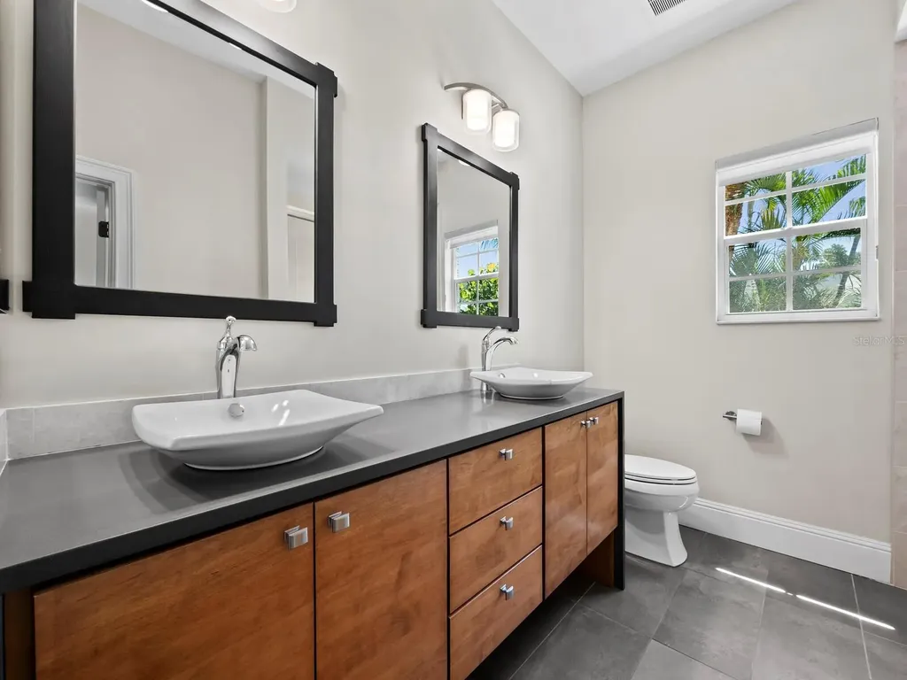 819 Paradise Way Sarasota FL 34242