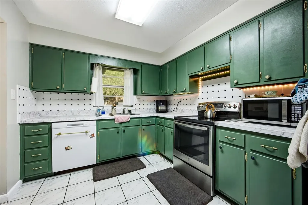 7803 SE Us Highway 301 Hawthorne FL 32640