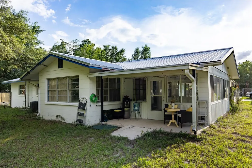 7803 SE Us Highway 301 Hawthorne FL 32640