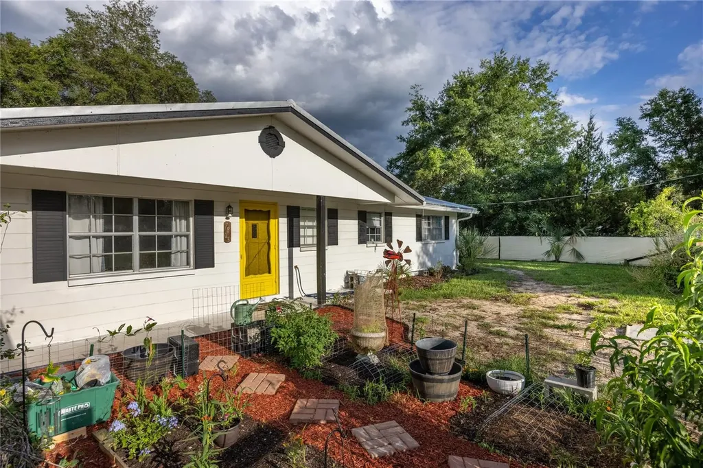 7803 SE Us Highway 301 Hawthorne FL 32640