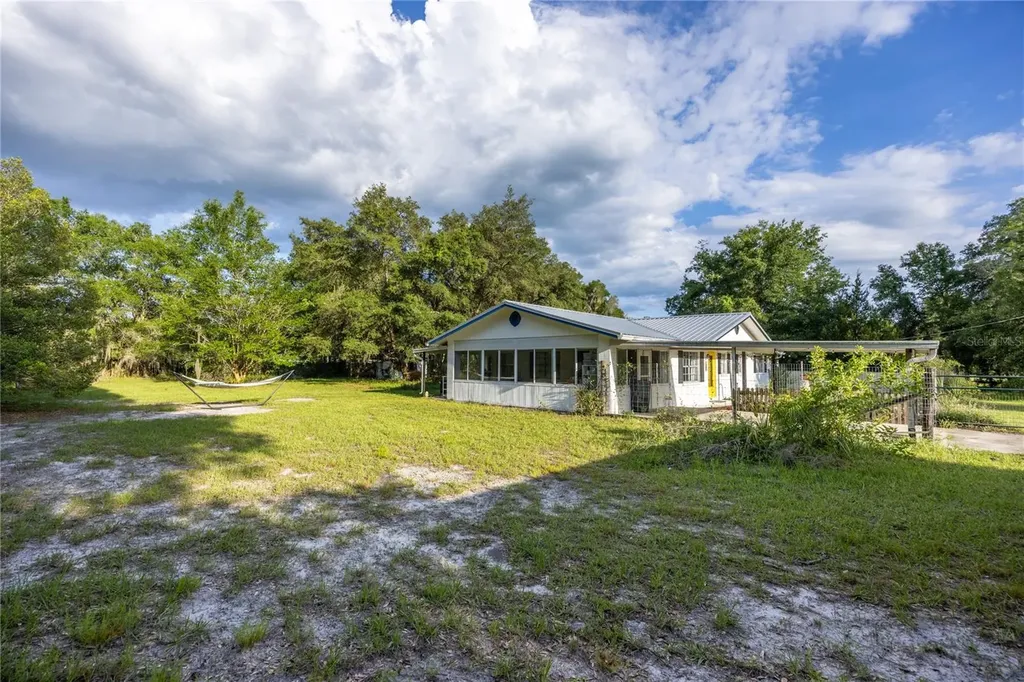 7803 SE Us Highway 301 Hawthorne FL 32640
