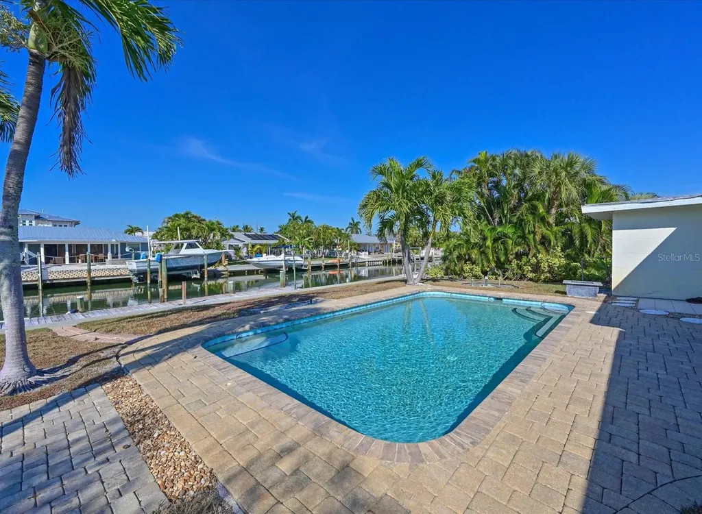 512 Key Royale Drive Holmes Beach FL 34217