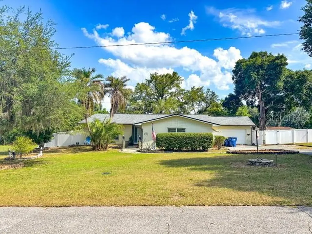 121 E Pine Street Howey In The Hills FL 34737