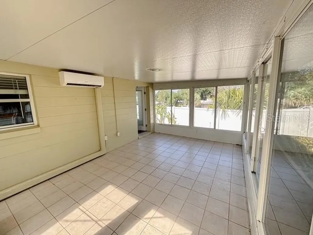 121 E Pine Street Howey In The Hills FL 34737
