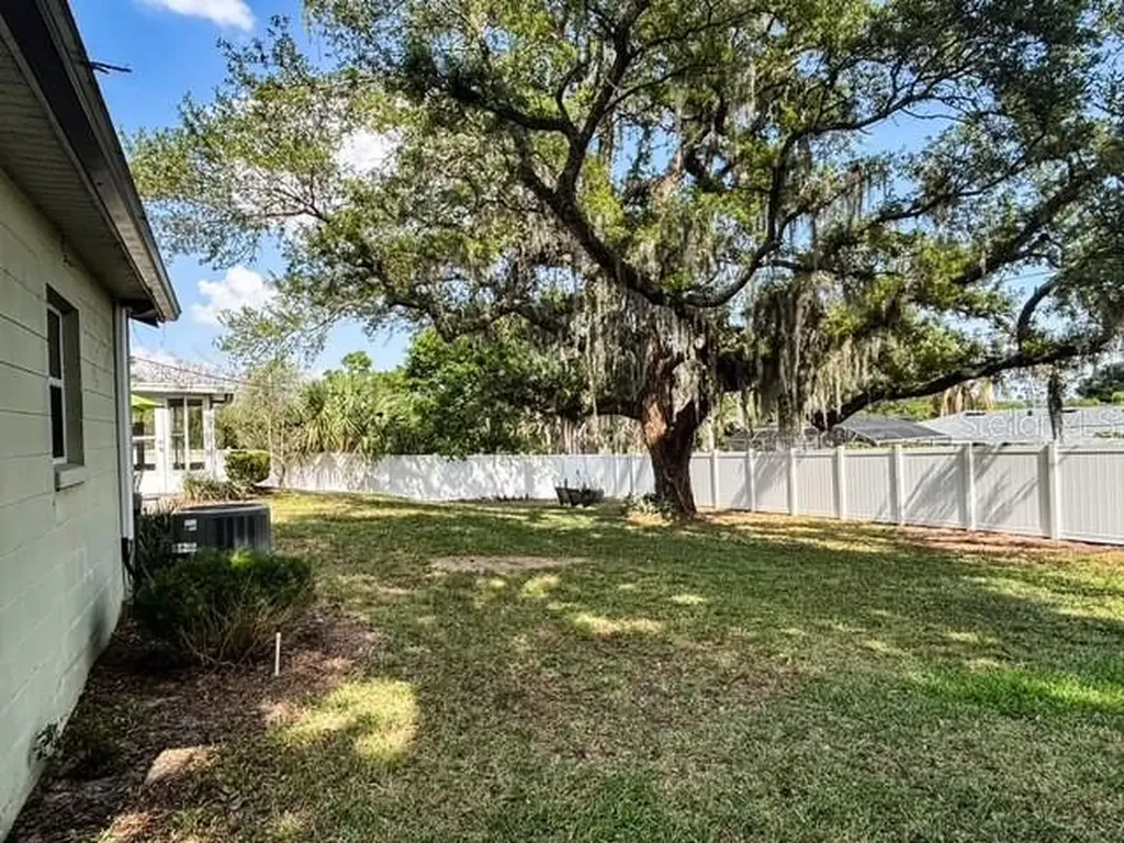 121 E Pine Street Howey In The Hills FL 34737