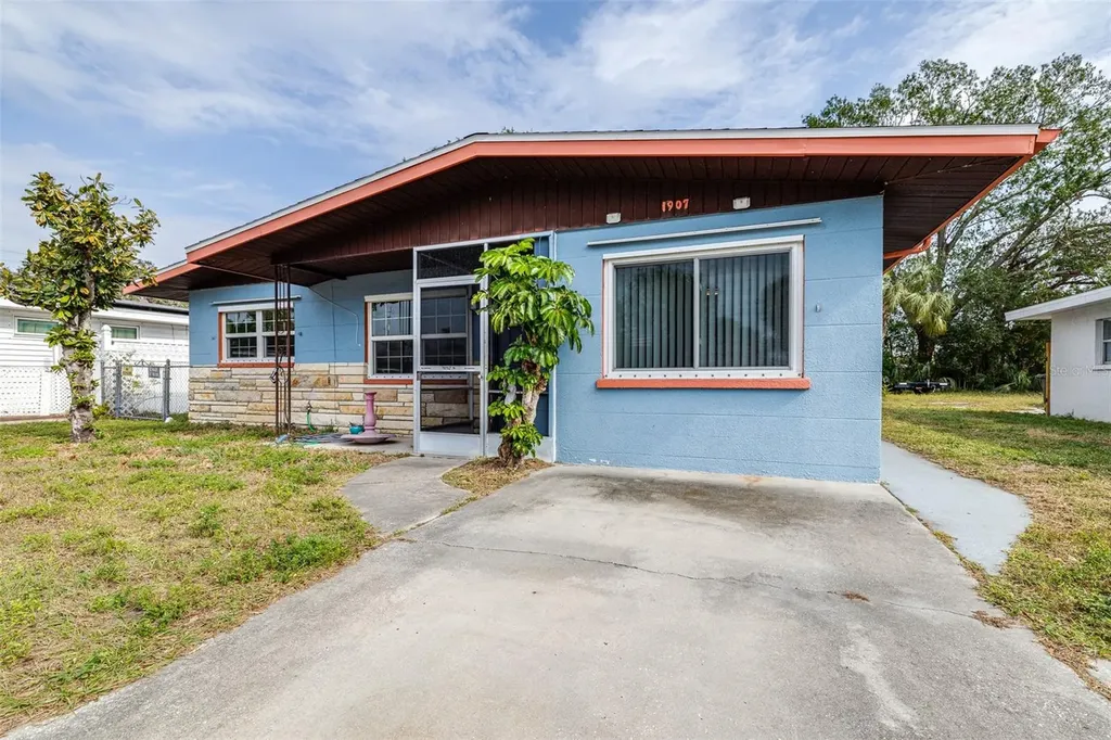 1907 27th Street W Bradenton FL 34205